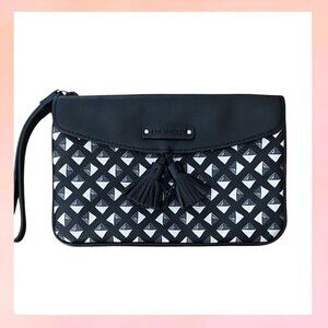 Vera Bradley Tassel Wristlet – Stylish & Functional!